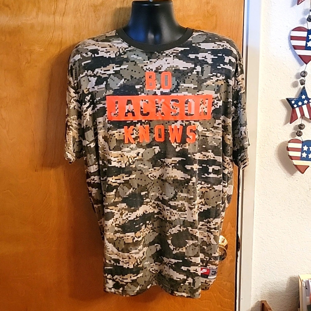 JACKSON Knows Men's Camo Short-Sleeve T-Shirt